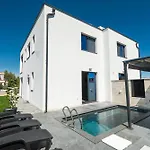 Vila House Maya *